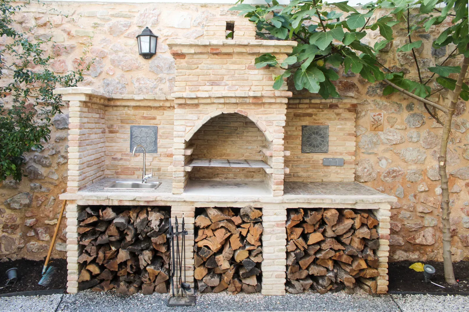 Building for sale in Attica Square. ID AB-1163