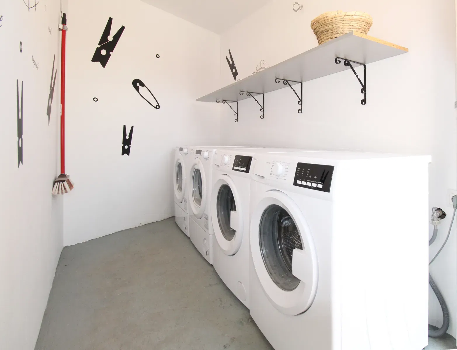 Building for sale in Attica Square. ID AB-1163